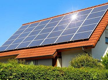 Солнечные панели на крышах многоэтажек. А вы поставили бы?