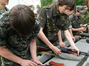 Введение уроков гособороны вызвало понимание не у всех родителей и школ: есть проблемы
