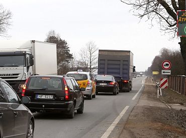 No trešdienas uz Bauskas šosejas starp tirdzniecības centru «A7» un Valdlauču krustojumu satiksmei slēgs joslu