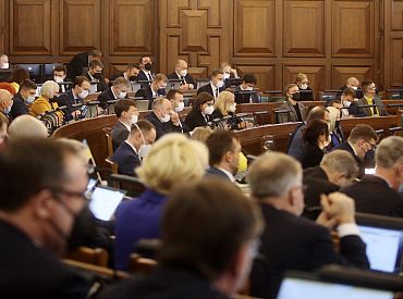 Saeima paziņojumā aicina ANO dalībvalstis nekavējoties rīkoties, lai izveidotu lidojumu aizlieguma zonu virs Ukrainas