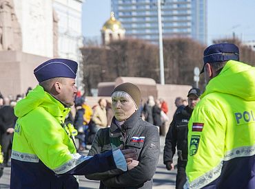 Pret leģionāru piemiņas pasākumā aizturēto sievieti sākts kriminālprocess un piemērots 350 eiro administratīvais sods