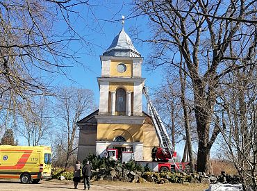 Dievkalpojuma tiešraides laikā Baldones baznīcā izceļas ugunsgrēks