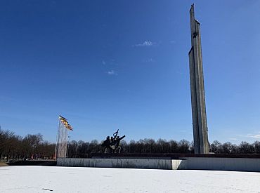 Likumā plāno aizliegt pasākumu rīkošanu blakus visiem padomju armijas pieminekļiem