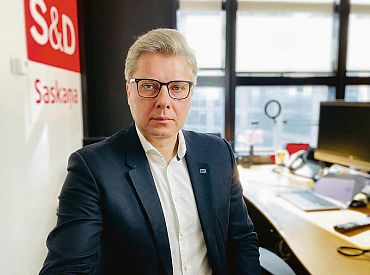 Ušakova neierašanās dēļ līdz augustam atliek viņa krimināllietas skatīšanu par aizliegtu videonovērošanas ierīci