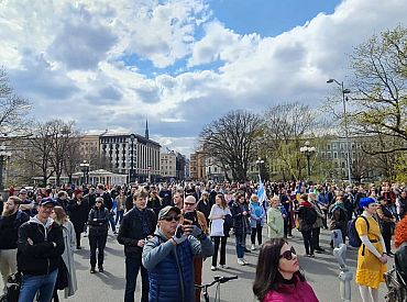 Kustība «Krievu balss pret karu» mītiņā pie Brīvības pieminekļa pieprasa nekavējoties pārtraukt karu Ukrainā