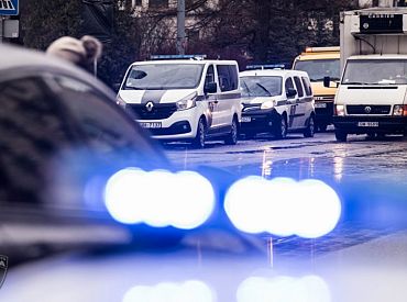 Bēgošs autovadītājs tiek pie 11 administratīvā pārkāpuma procesiem un 3595 eiro soda