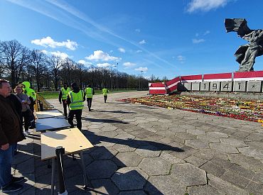 Pie pieminekļa Pārdaugavā aiztur vīrieti, kurš skaļā balsī apsveica klātesošos ar 9.maija «svētkiem»