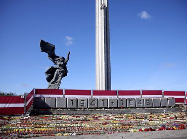 Rīgas dome sasauc ārkārtas sēdi par padomju pieminekļa Pārdaugavā demontāžu