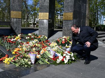 Ziedus pie mūžīgās uguns Daugavpilī noliek gan iedzīvotāji, gan domes un Baltkrievijas konsulāta pārstāvji