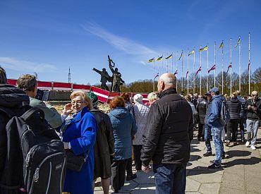 Pie pieminekļa Pārdaugavā izveidojusies ziedu nolicēju rinda