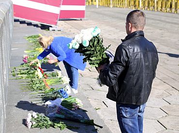 Turpina nest ziedus uz jau tukšu laukumu pie pieminekļa Uzvaras parkā