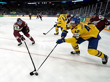 Latvijas hokeja izlase pasaules čempionātu beidz ar zaudējumu zviedriem: nekvalificējoties 1/4