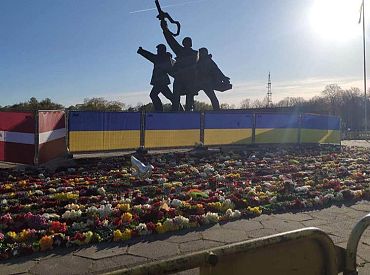 Saeimā emocionālās debatēs aicina Pārdaugavas padomju pieminekli nojaukt jau līdz rudens sākumam