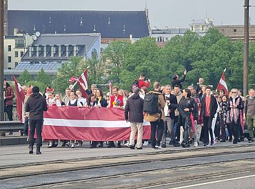 «Atbrīvošanās no padomju mantojuma» gājienā pulcējušies vairāki tūkstoši cilvēku; noslēdzies bez īpašiem starpgadījumiem