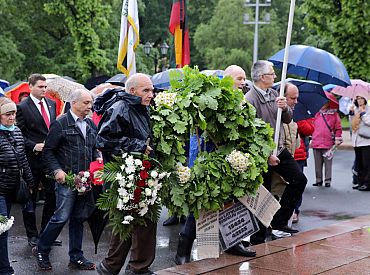 Rīgā ar gājienu piemin PSRS komunistiskā režīma represiju upurus