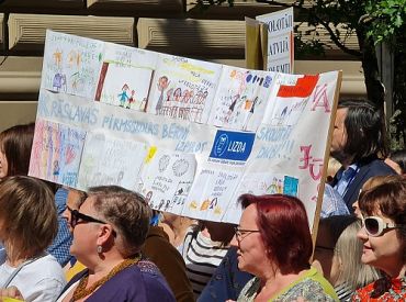 LIZDA radušās aizdomas, ka atsevišķi IZM darbinieki nav nodevuši Čakšai būtisku informāciju