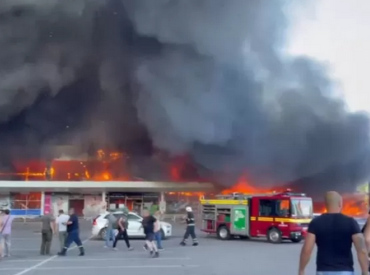Krievijas spēki apšaudījuši Kremenčuku, trāpot tirdzniecības centram