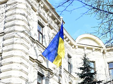 Украина возобновляет оказание консульских услуг за рубежом для мужчин призывного возраста