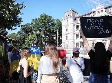 Rīgā piketē pret Krievijas teroristiskajām darbībām Ukrainā