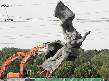 Была война и там погибли люди: для сноса оставшихся памятников советского времени нужно менять закон