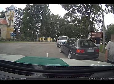 Вложил в паспорт две банкноты: водителя посадили за взятку