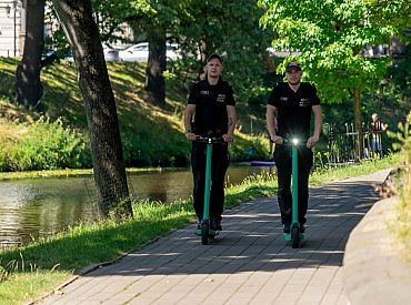 Pašvaldības policija Rīgā turpmāk patrulēs arī ar elektroskrejriteņiem