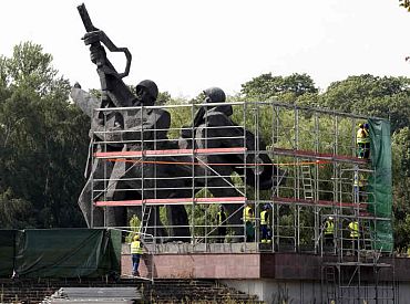 Nogāztas pirmās padomju karavīru statujas Uzvaras parkā (VIDEO)