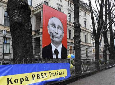 Голосование на выборах в посольстве России равно поддержке войны? Мнение наших политологов и российских эмигрантов