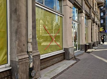 Пустые витрины на Бривибас: Рига выглядит заброшенной и покинутой