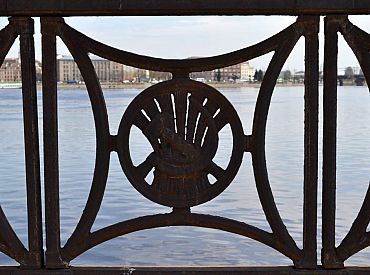 Rīgas domnieki atbalsta margu ar sirpi un āmuru demontāžu Daugavas krastmalā