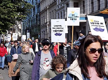 Tēva dienas gājienā Rīgā piedalījušies ap 3000 cilvēku