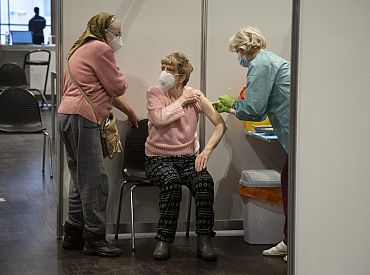Šonedēļ ar īsziņām sāks aicināt seniorus vakcinēties pret Covid-19 un gripu