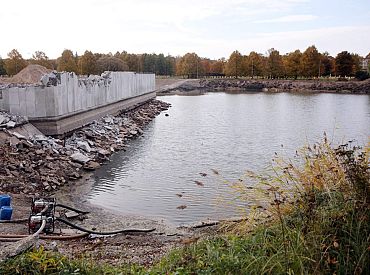 Uzvaras parkā pabeigta padomju pieminekļa skulptūru un to postamentu demontāža