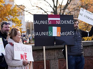 Aptuveni 50 cilvēki gājienā protestē pret Valsts aizsardzības dienesta ieviešanu