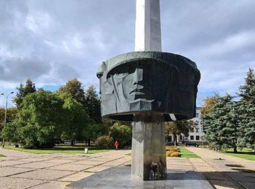 Daugavpils pašvaldība neatklāj pieminekļus demontējušo uzņēmumu