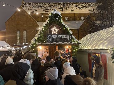 Ziemassvētku egles iedegšanas pasākums Doma laukumā pulcē vairākus tūkstošus cilvēku