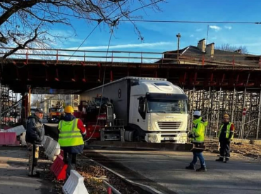 Purvciemā kravas auto atkal aizķēris topošā pārvada konstrukciju