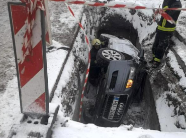 Pārdaugavā vieglā automašīna ar visu vadītāju iebraukusi trīs metru dziļā bedrē