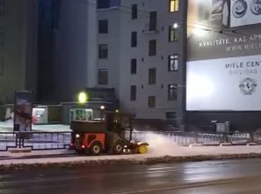 Naktī uz pirmdienu laiks būs mākoņains, daudzviet snigs