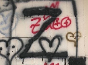 Рисовали запрещенные символы: в Даугавпилсе двух мужчин будут судить за буквы «Z», «V»