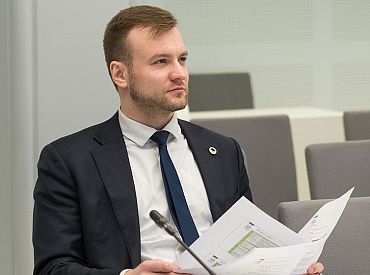 Bijušo Saeimas deputātu Znotiņu apsūdz par dūru vicināšanu konfliktā kāpņutelpā