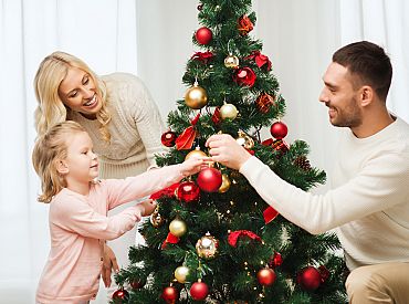 Aptauja: Gandrīz 60% Latvijas iedzīvotāju gada nogales svētkus pavadīs mājās