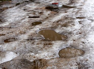 Rīgā kā vietas ar kritiskāko bīstamo bedru situāciju min Biķernieku, Cēsu, Jaunciema un Mīlgrāvja ielas