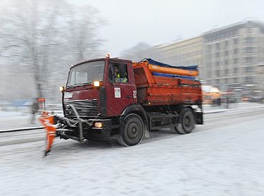 Sniega dēļ apgrūtināti braukšanas apstākļi joprojām visā valstī