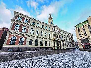 Rīgas dome nenobalso par īpašumtiesību atjaunošanu iepriekš izsolē pārdotajiem 22 zemes gabaliem pie lidostas