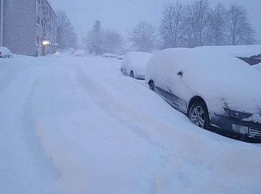 Sniegs un apledojums arī šorīt lielā daļā Latvijas apgrūtina braukšanu