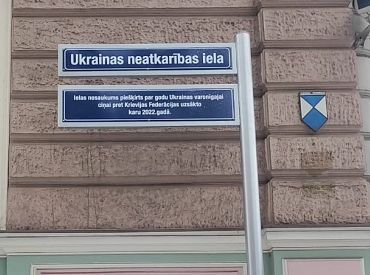 Кто-то повредил табличку на посольстве России: Госполиция начала проверку