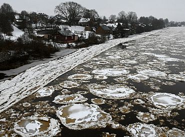 Jēkabpilī brūk pilsētu aizsargājošais dambis, glābēji evakuē iedzīvotājus