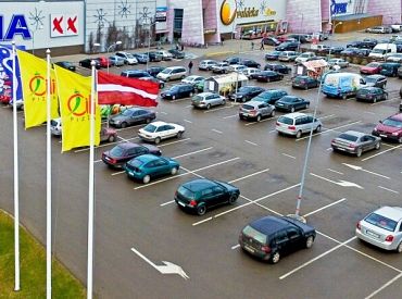 В Риге всё меньше парковок и всё больше автомобилей. Что будет с ценами?