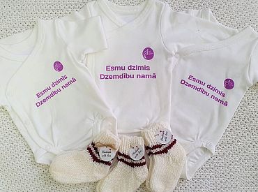 Rīgā dzimušo trīnīšu ģimene saņems vienreizēju pabalstu 15 000 eiro apmērā